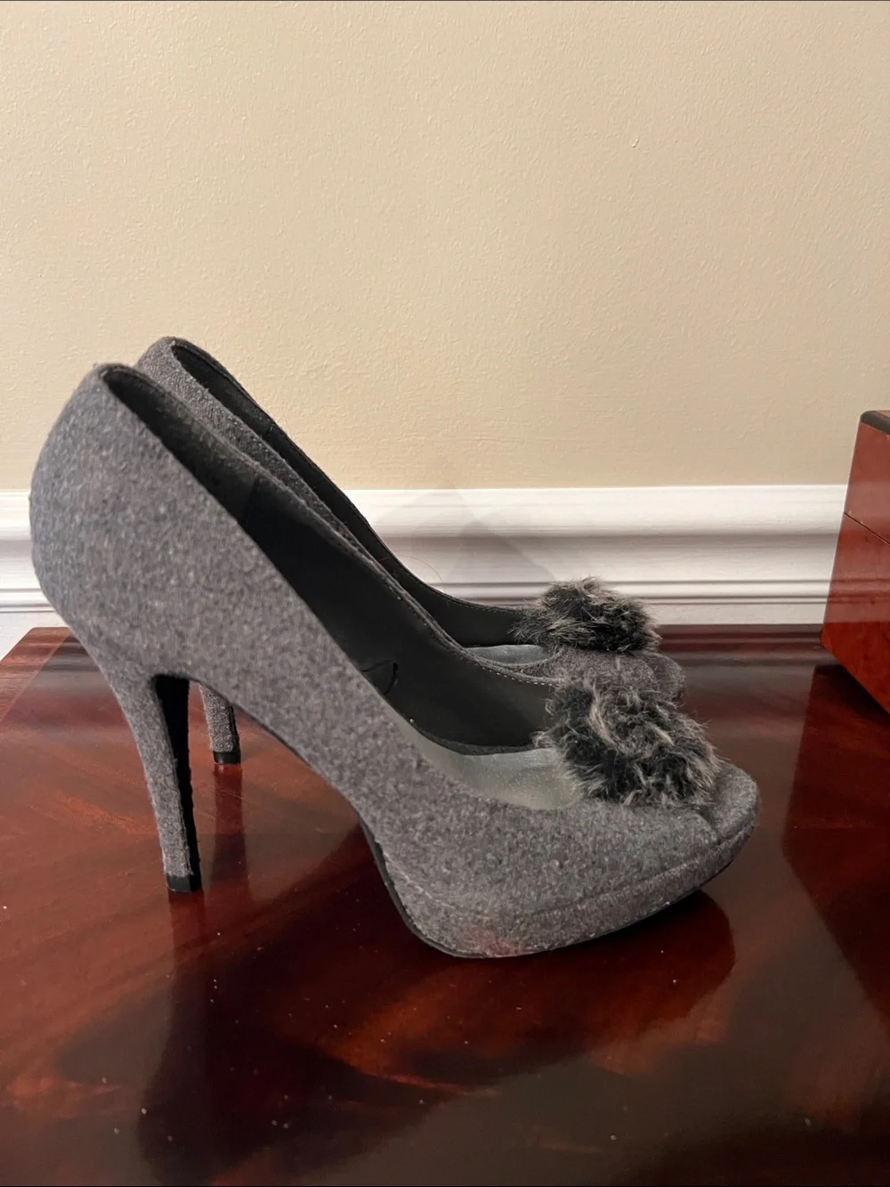 Dollhouse Gray Flannel Pom-Pom Women's Pumps 4.5 inch Heel size 8.5M